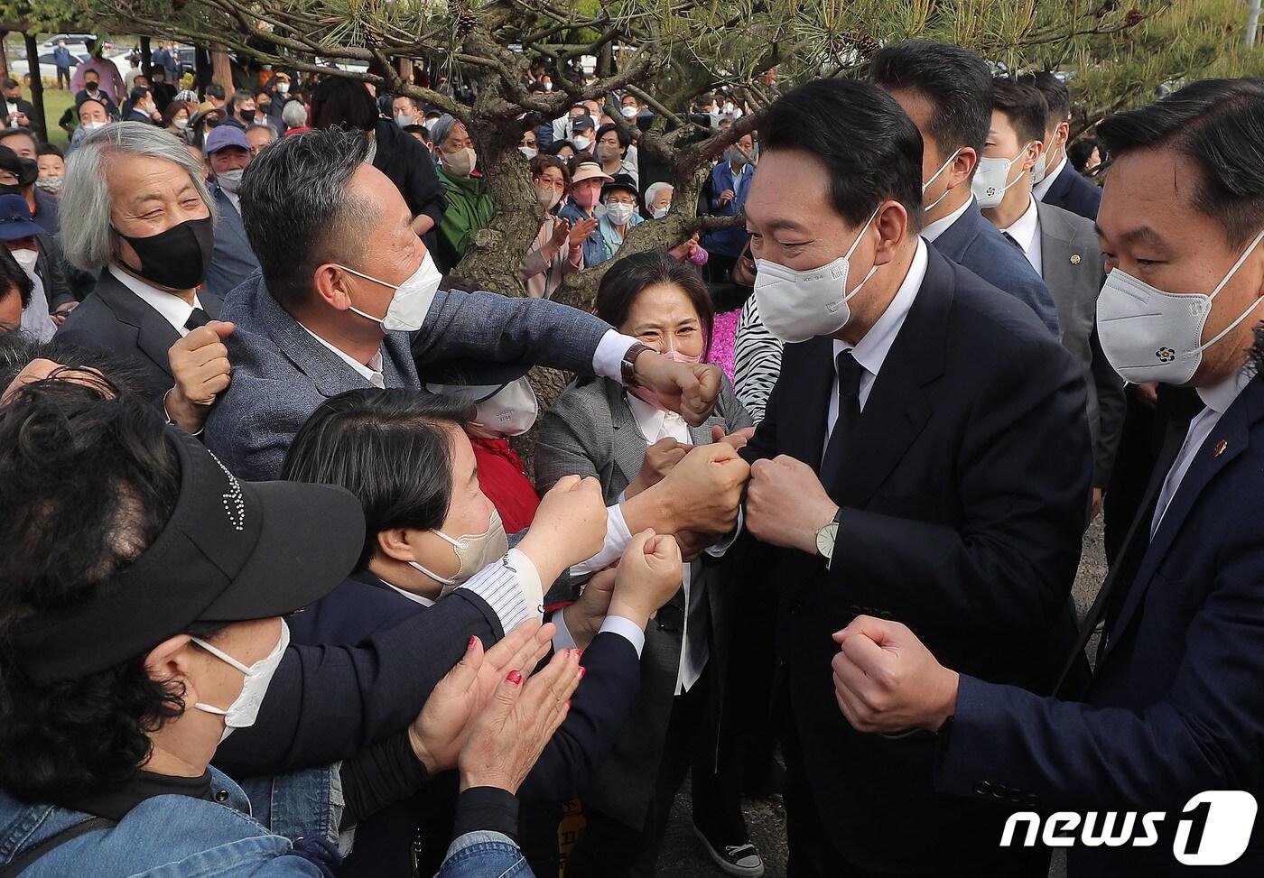 본문 이미지 - 윤석열 대통령 당선인이 28일 충남 덕산온천로 윤봉길의사 기념관에서 참배를 마친 뒤 지지자들과 주먹 인사를 나누고 있다. 2022.4.28/뉴스1 ⓒ News1 인수위사진기자단