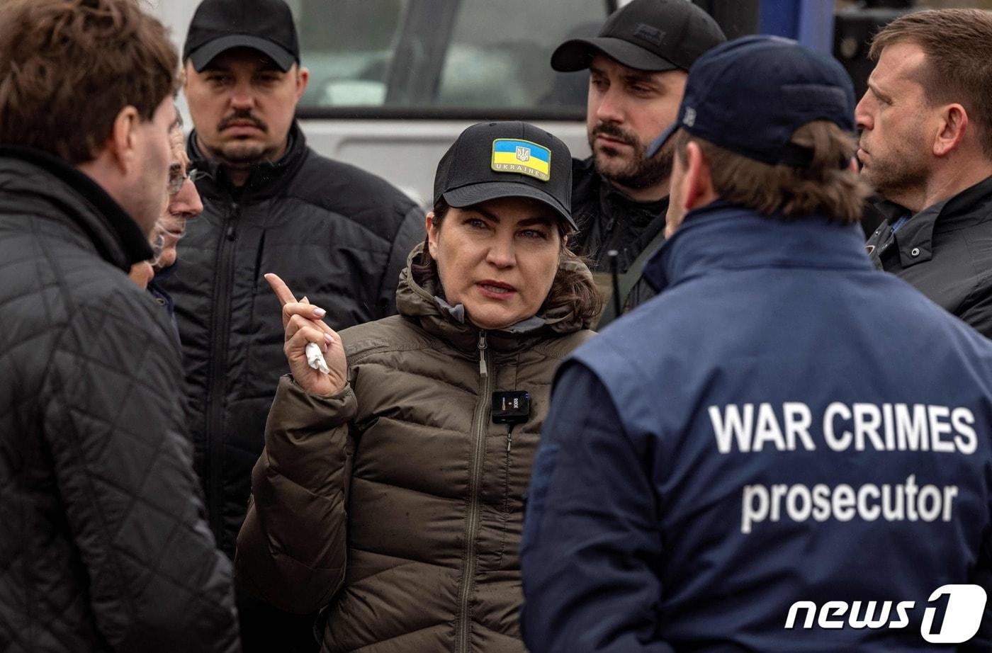 이리나 베네딕토바 우크라이나 검찰총장이 지난 13일(현지시간) 키이우 북서쪽 부차 지역에서 러시아군이 저지른 전쟁범죄를 조사하고 있는 모습. 2022.04.13/뉴스1 ⓒ AFP=뉴스1 ⓒ News1 김민수 기자