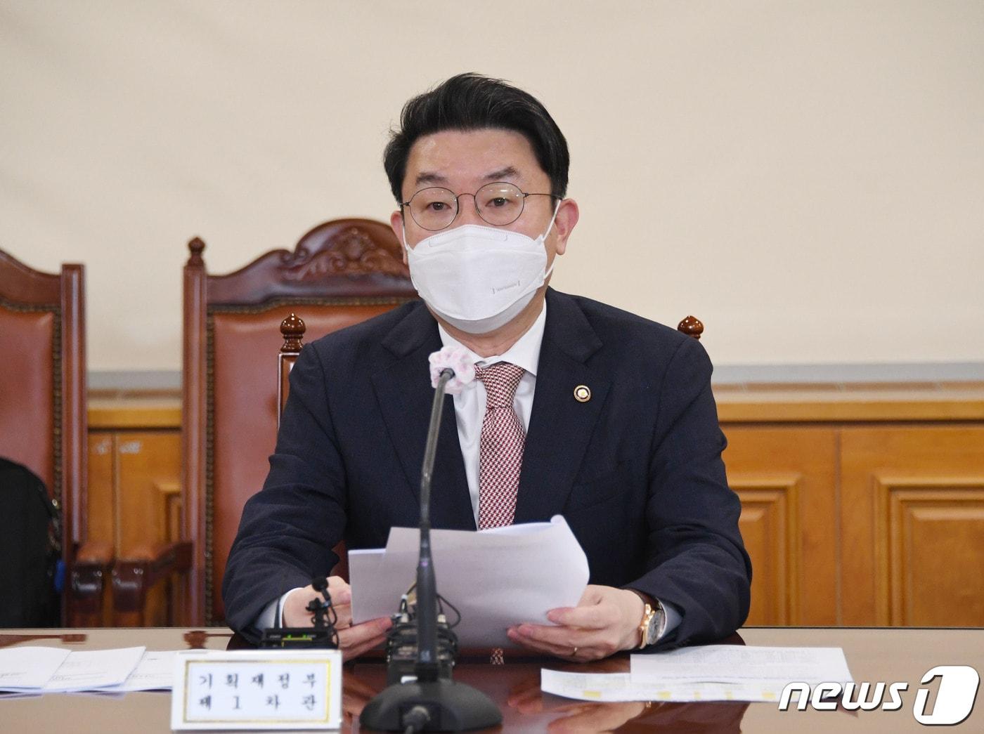 본문 이미지 - 이억원 기획재정부 차관이 29일 서울 중구 은행연합회에서 열린 거시경제금융회의를 주재하고 있다. (기획재정부 제공) 2022.4.29/뉴스1