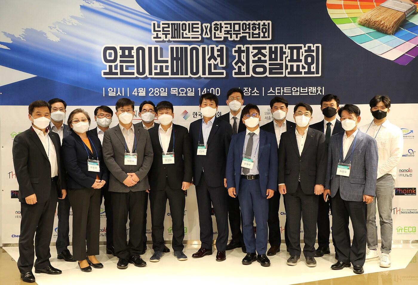 본문 이미지 - 조성국 노루페인트 대표이사(가운데)와 장석민 한국무역협회 본부장, 스타트업 대표들이 기념사진을 찍고 있다.(노루페인트 제공) ⓒ 뉴스1