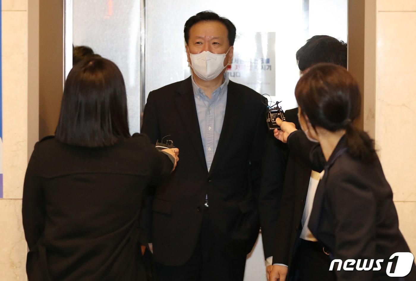 본문 이미지 - 정호영 보건복지부 장관 후보자가 29일 오전 서울 서대문구 국민연금공단 서울북부지역본부에 마련된 국회 인사청문회 준비 사무실로 출근을 하며 취재진 질문에 답하고 있다. 2022.4.29/뉴스1 ⓒ News1 박세연 기자