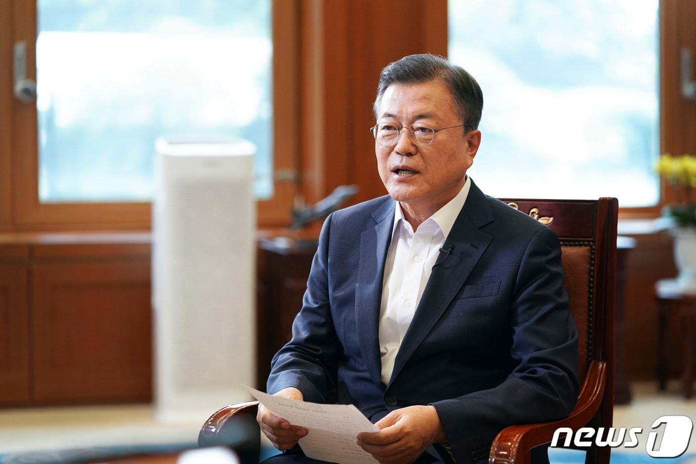 본문 이미지 - 문재인 대통령이 지난 26일 청와대 여민관 집무실에서 국민청원 답변 영상 촬영을 하고 있다.(청와대 제공) 2022.4.29/뉴스1