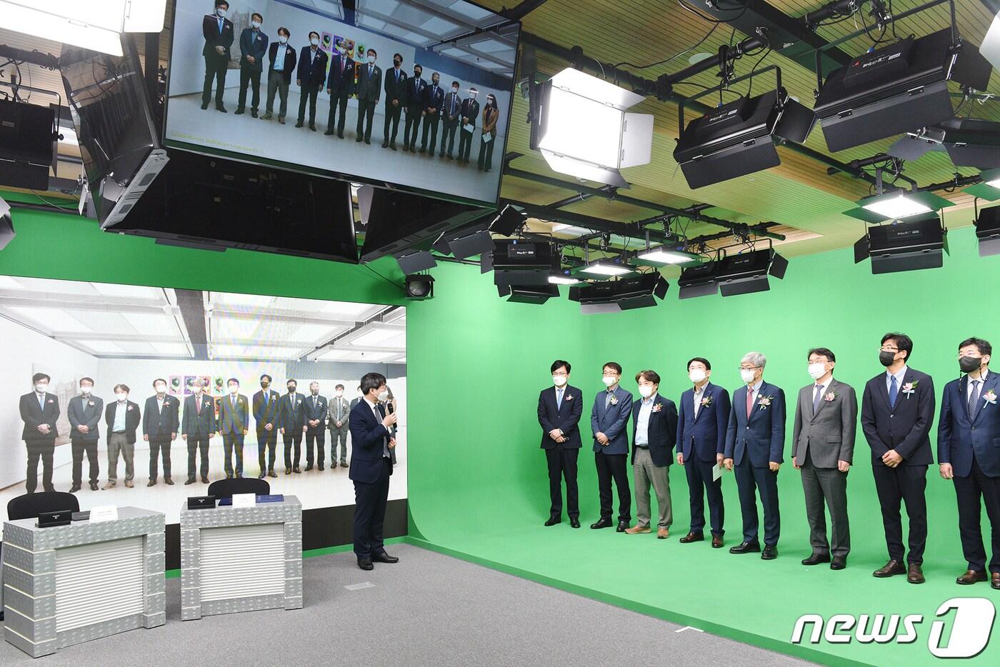 혼합현실 기술을 적용한 CAU XR 스튜디오 개소식 모습. (중앙대 제공) ⓒ 뉴스1