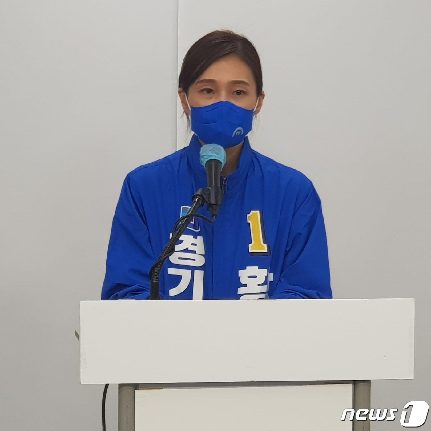본문 이미지 - 황연실 경기도의원 예비후보가 기자회견에서 물류창고 대책 주민 태스크포스 추진 계획을 밝히고 있다. ⓒ News1 