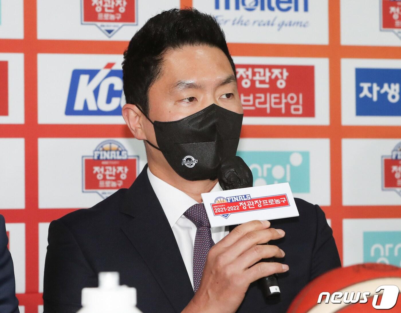 본문 이미지 - 서울 SK 나이츠 전희철 감독이 29일 서울 강남구 KBL센터에서 열린 2021-2022 KGC인삼공사 정관장 프로농구 챔피언결정전 미디어데이에서 출사표를 말하고 있다. 2022.4.29/뉴스1 ⓒ News1 허경 기자