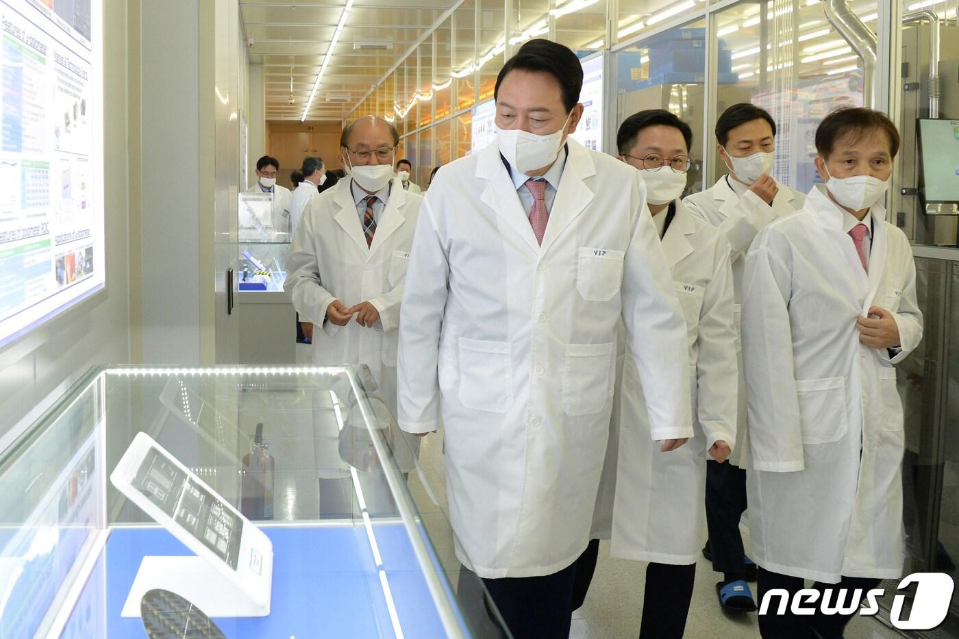본문 이미지 - 윤석열 대통령이 당선인 신분이던 지난 4월29일 대전 유성구 한국과학기술원(KAIST) 내 위치한 나노종합기술원을 방문해 반도체 클린룸 및 테스트 베드 현장을 시찰하고 있다. 2022.4.29/뉴스1 ⓒ News1 공동취재단