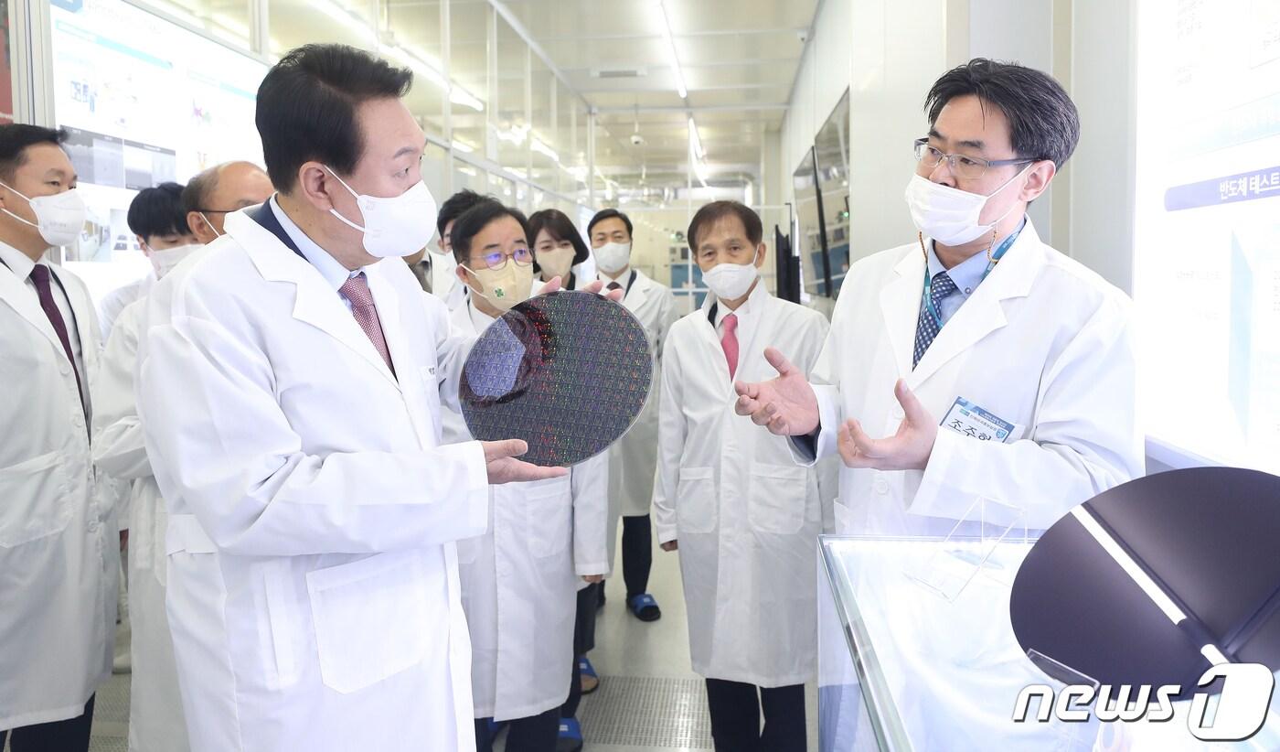 윤석열 대통령 당선인이 29일 오전 대전 유성구 카이스트 부설 나노종합기술원을 방문해 반도체 웨이퍼를 살펴보고 있다. 2022.4.29/뉴스1 ⓒ News1 인수위사진기자단