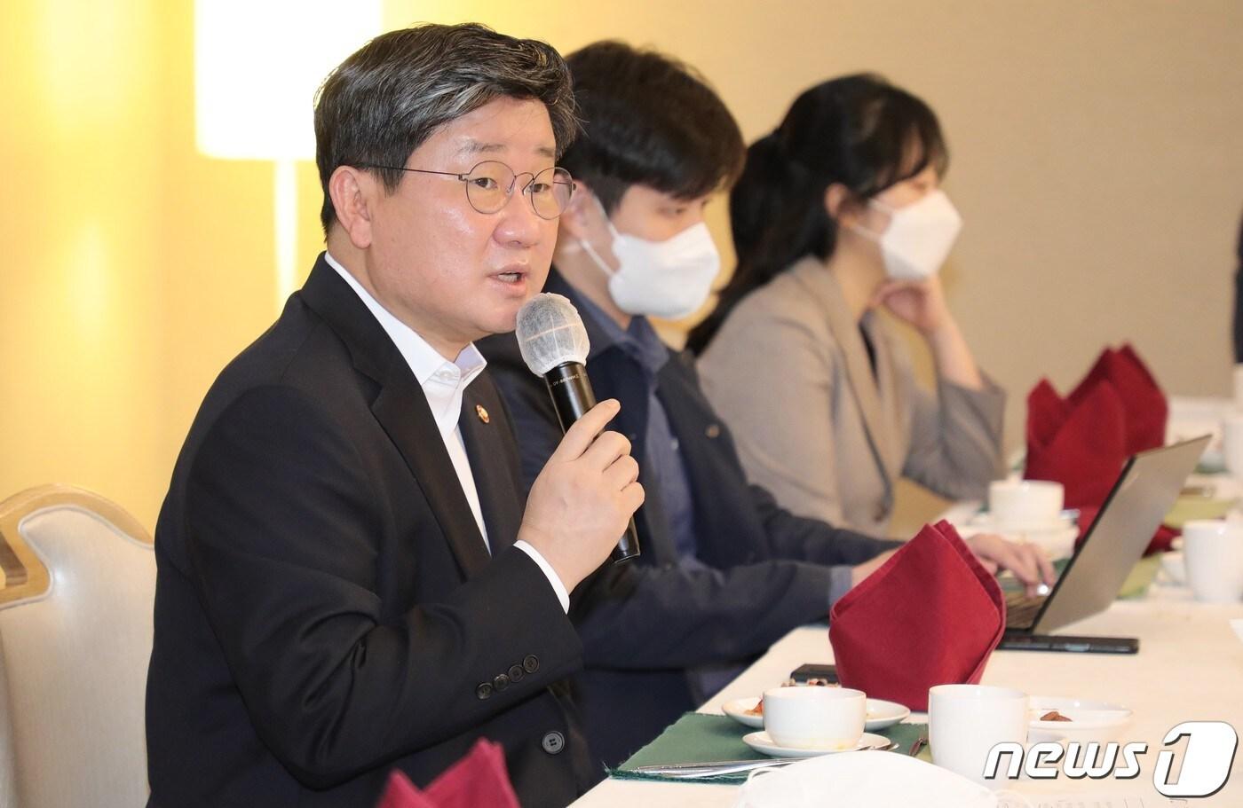 본문 이미지 - 전해철 행정안전부 장관이 29일 오전 서울 종로구 정부서울청사 국무위원식당에서 열린 출입기자단 간담회에서 발언하고 있다. (행정안전부 제공) 2022.4.29/뉴스1