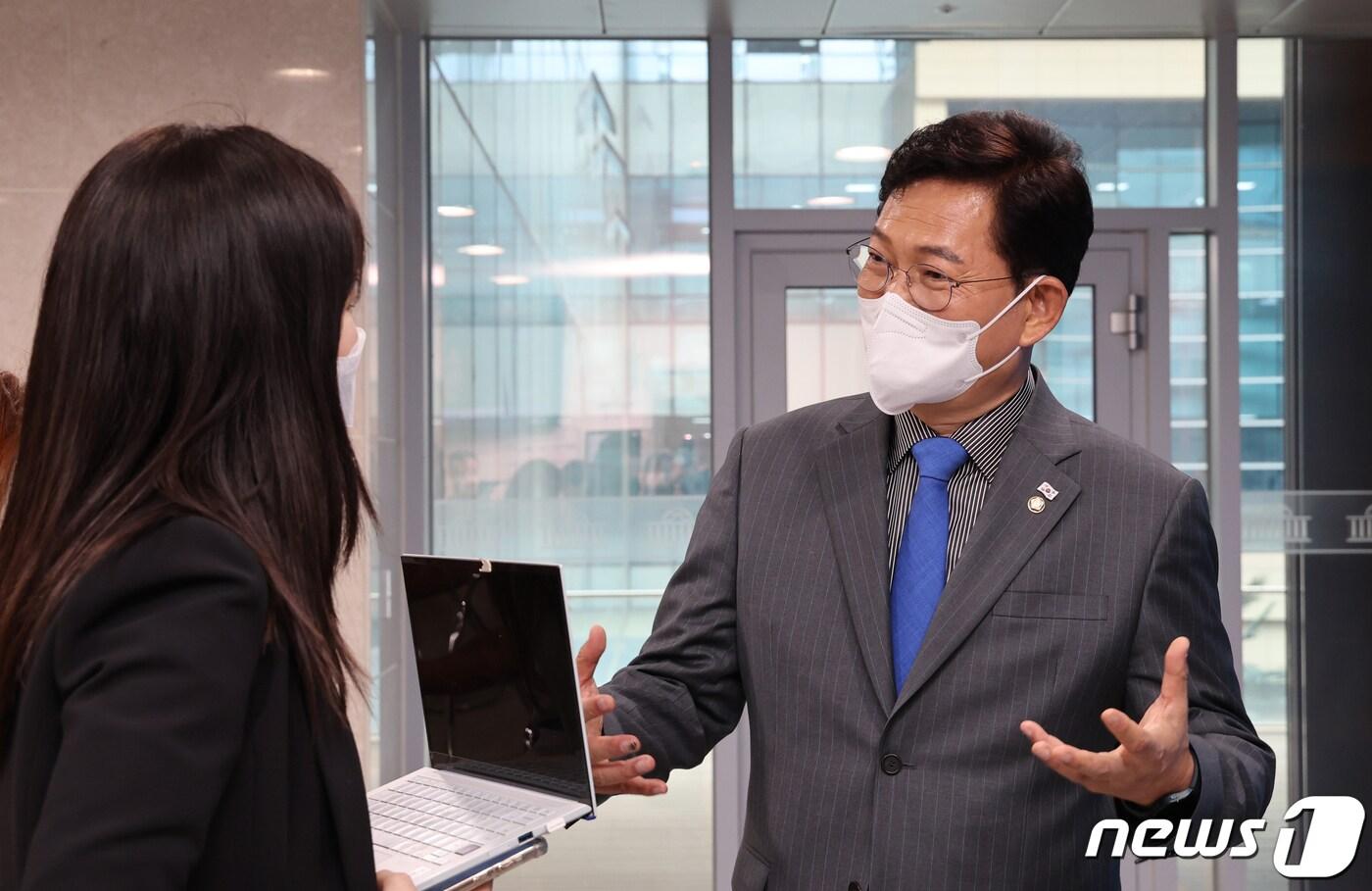 송영길 더불어민주당 6·1 지방선거 서울시장 경선 후보가 29일 오후 서울 여의도 국회 소통관에서 서울시 자영업자 임대료 부담과 이자부담을 절감할 수 있는 '누구나상가보증시스템' 정책 공약 발표 기자회견에 앞서 취재진 질문에 답변하고 있다. (공동취재) 2022.4.29/뉴스1 ⓒ News1 이재명 기자