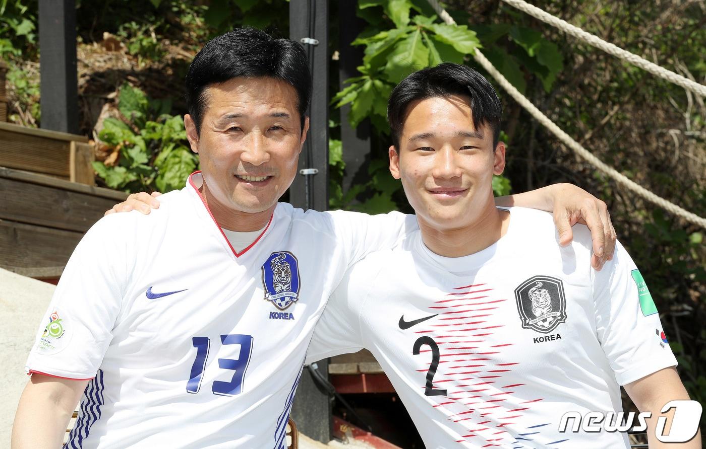 대표팀 측면 수비수 이태석&#40;오른쪽&#41;이 아버지 이을용이 밟았던 월드컵 무대에 도전한다.   ⓒ News1 박세연 기자