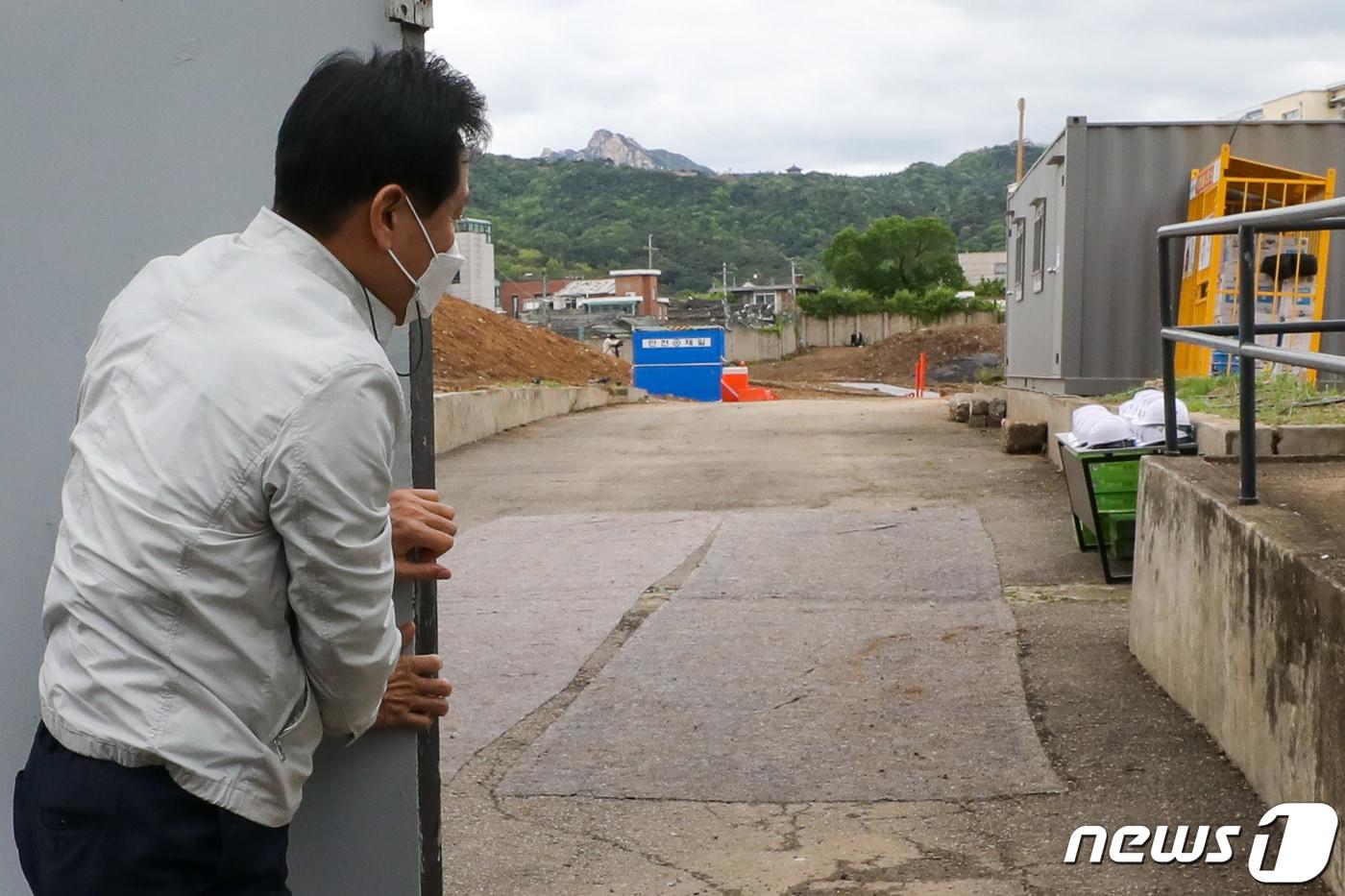 오세훈 서울시장이 29일 이건희 기증관이 들어설 종로구 송현동 임시개방 부지를 찾아 현장을 둘러보기 위해 철문을 열고 있다.  2022.4.29/뉴스1 ⓒ News1 안은나 기자