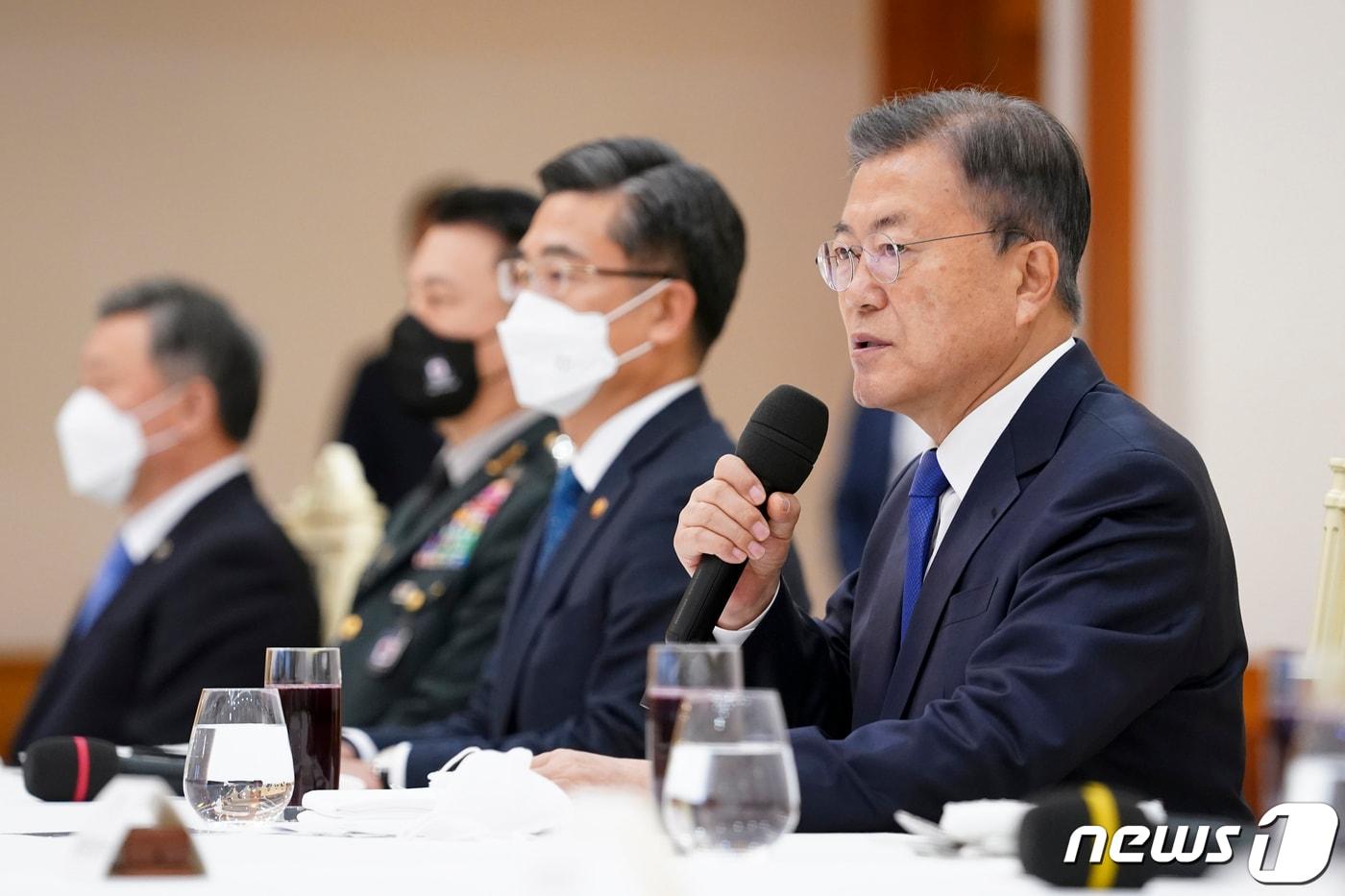 본문 이미지 - 문재인 대통령이 29일 청와대 본관에서 열린 군 주요 직위자 격려 오찬 간담회에서 발언하고 있다.(청와대 제공) 2022.4.29/뉴스1 ⓒ News1 이광호 기자