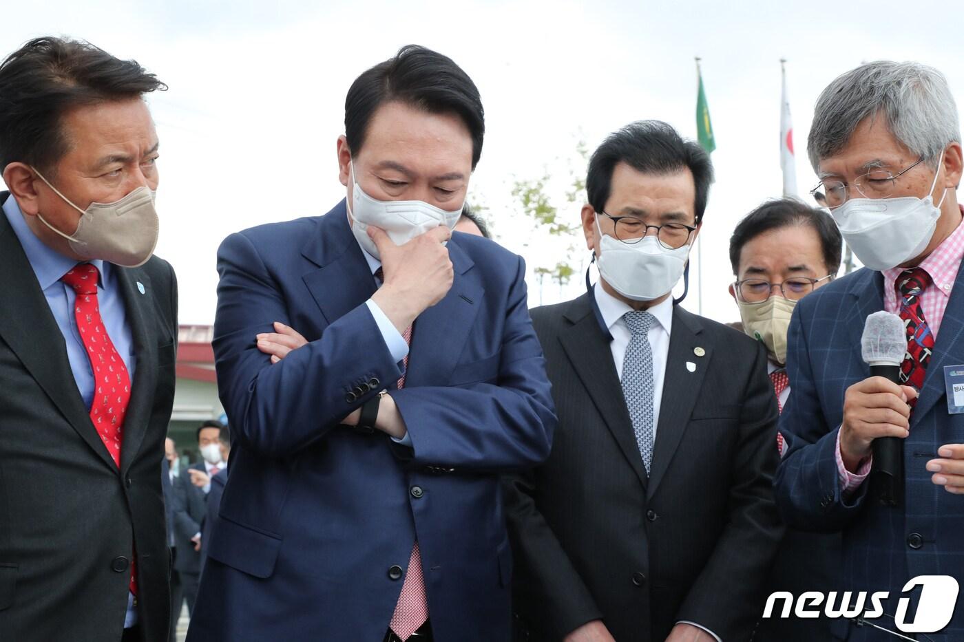 윤석열 대통령 당선인이 29일 오후 충북 청주 오창 다목적방사광가속기 공사 현장을 방문해 고인수 방사광가속기구축사업단장으로부터 보고를 받고 있다. 2022.4.29/뉴스1 ⓒ News1 인수위사진기자단