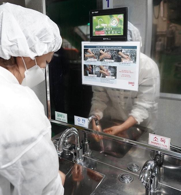 본문 이미지 - 충남 아산에 위치한 빔보QSR코리아 공장 내 작업장.(빔보QSR코리아 제공)ⓒ 뉴스1