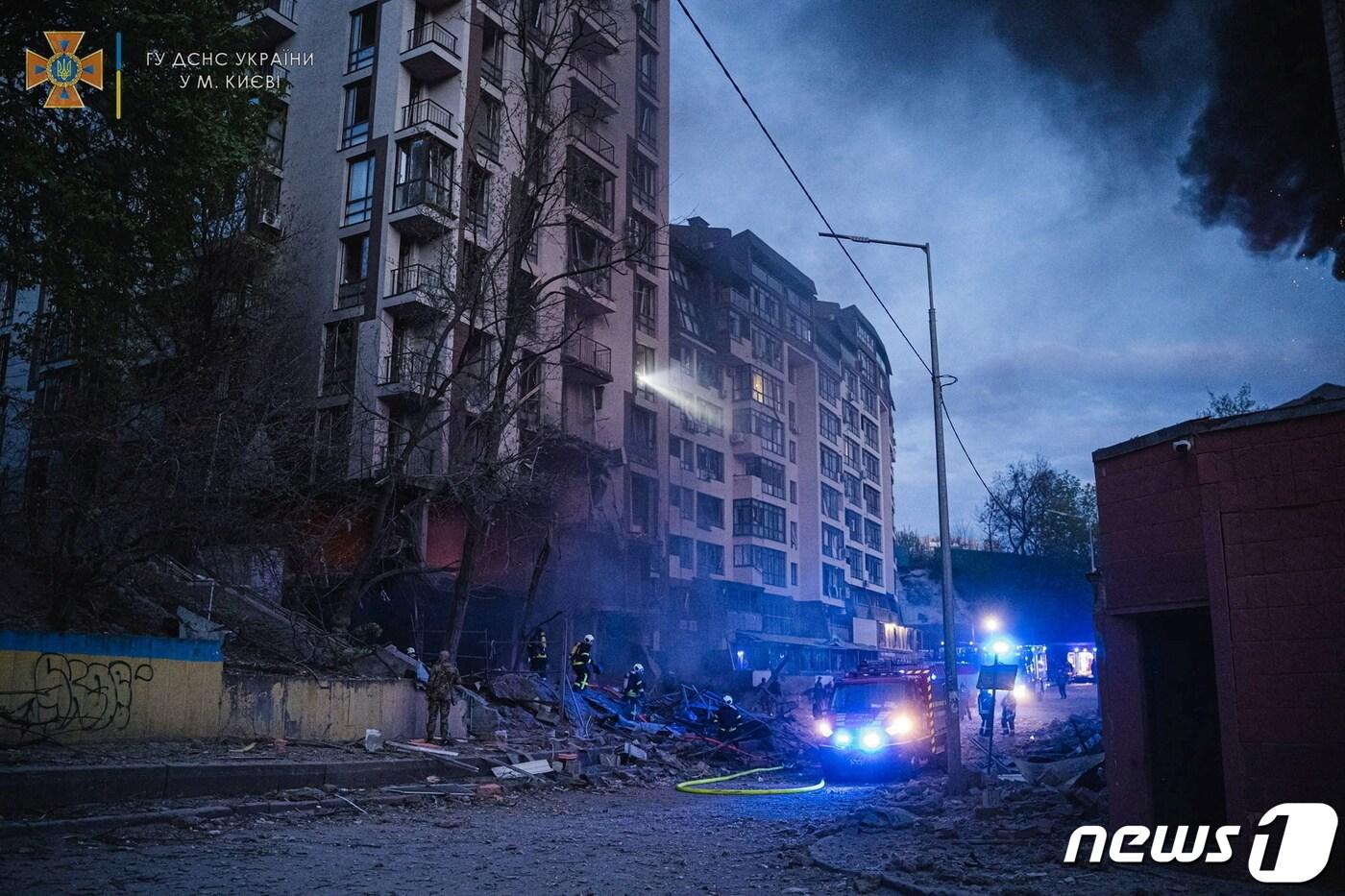 러시아군의 미사일 공격을 받아 부서진 우크라이나 수도 키이우 시내 아파트 <자료사진> ⓒ 로이터=뉴스1