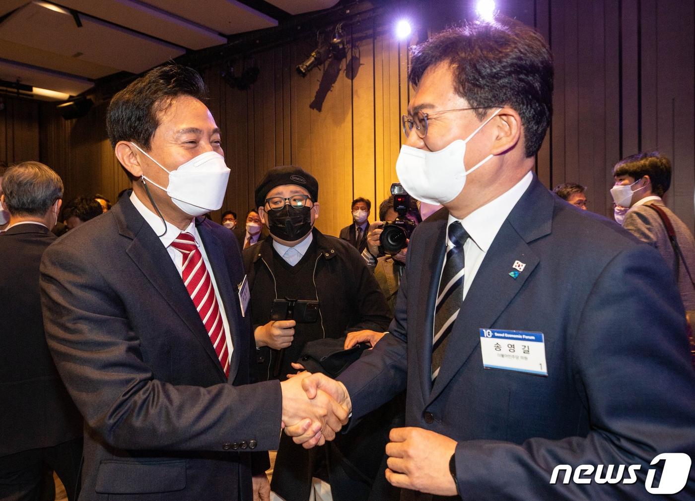본문 이미지 - 6·1 지방선거에서 맞붙을 더불어민주당과 국민의힘의 서울시장 후보 대진표가 송영길 전 민주당 대표와 오세훈 현 서울시장으로 27일 완성됐다. 사진은 지난 14일 서울에서 열린 포럼에서 악수하는 오세훈 시장과 송영길 전 대표의 모습.(뉴스1 DB) 2022.4.29/뉴스1 ⓒ News1 신웅수 기자