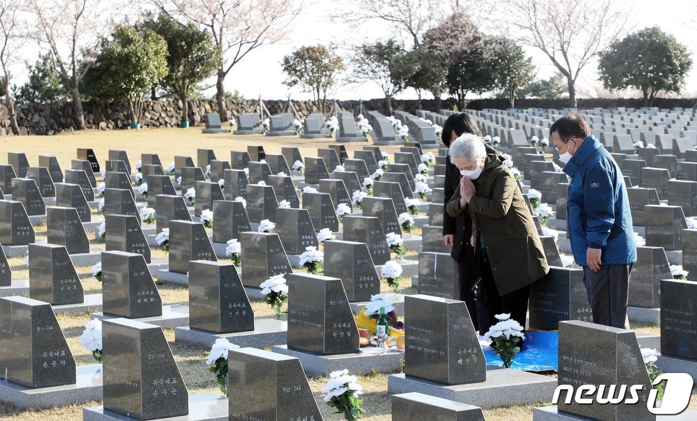 본문 이미지 - 제주 4·3평화공원 행방불명인 묘역. 2022.4.3 ⓒ 뉴스1 고동명 기자