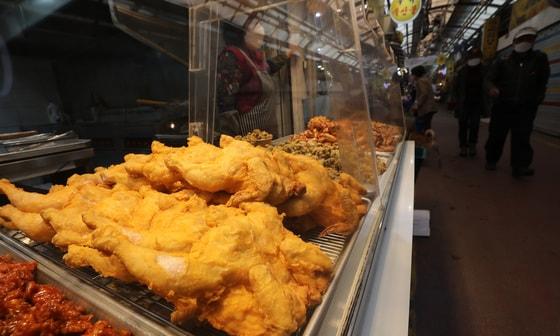 본문 이미지 - 서울의 한 전통시장 내 치킨매장에 갓 튀겨진 치킨이 진열돼 있다. . 2022.4.3/뉴스1 ⓒ News1 박지혜 기자