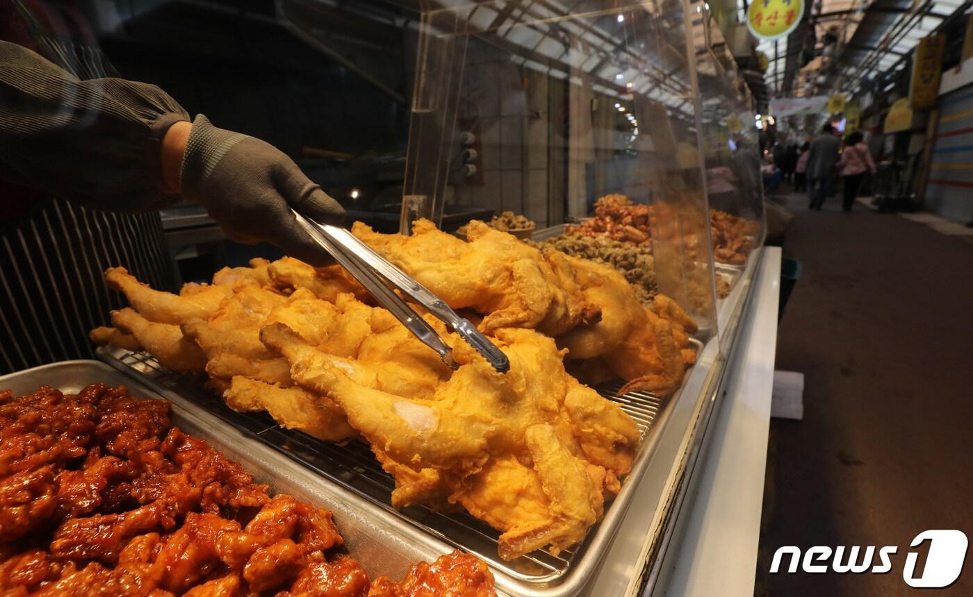 본문 이미지 - 갓 튀겨진 치킨이 진열되어 있다. (사진은 기사 내용과 무관함)  2022.4.3. / 뉴스1 ⓒ News1 박지혜 기자
