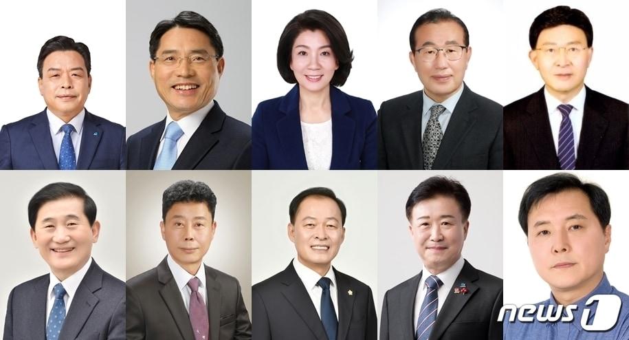 본문 이미지 - 왼쪽 위부터 시계방향으로 강화수 전 청와대 행정관, 권오봉 현 여수시장, 김유화 전 여수시의회 의원, 김종철 전 전라남도의회 의장, 김현철 현 여수시민권익연구원장, 조계원 전 이재명 경기도지사 정책수석, 정기명 전 여수시청 고문변호사, 전창곤 제7대 여수시의회 의장, 신용운 현 여수시민포럼 정책연구소장, 성해석 제4대 여수시의회 의장.2022.4.3/뉴스1 ⓒ News1 김동수 기자