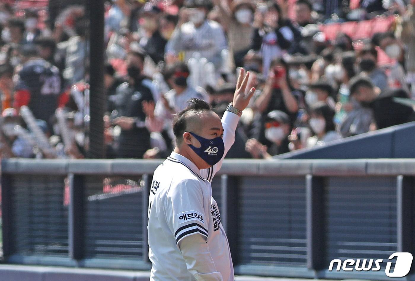 본문 이미지 - 3일 서울 송파구 잠실야구장에서 열린 2022 신한은행 SOL KBO리그 한화 이글스와 두산 베어스의 경기에서 지난 시즌을 끝으로 은퇴를 선언한 두산 베어스 유희관이 시구에 앞서 관중들에게 인사하고 있다. 2022.4.3/뉴스1 ⓒ News1 이성철 기자