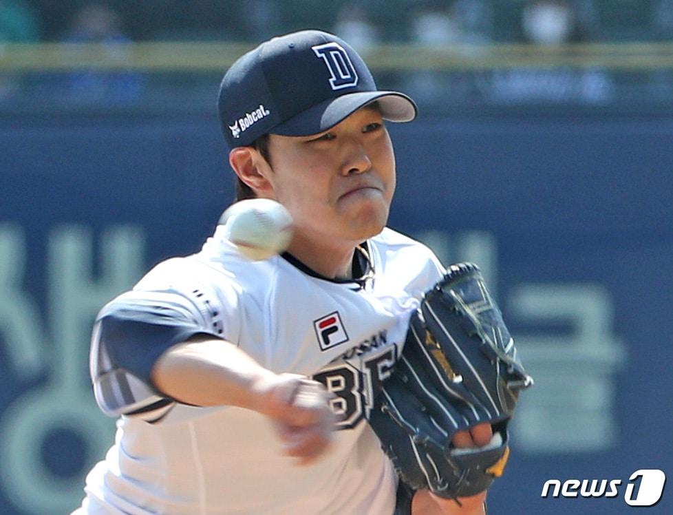 본문 이미지 - 3일 서울 송파구 잠실야구장에서 열린 2022 신한은행 SOL KBO리그 한화 이글스와 두산 베어스의 경기에서 두산 선발투수 최원준이 역투하고 있다. 2022.4.3/뉴스1 ⓒ News1 이성철 기자