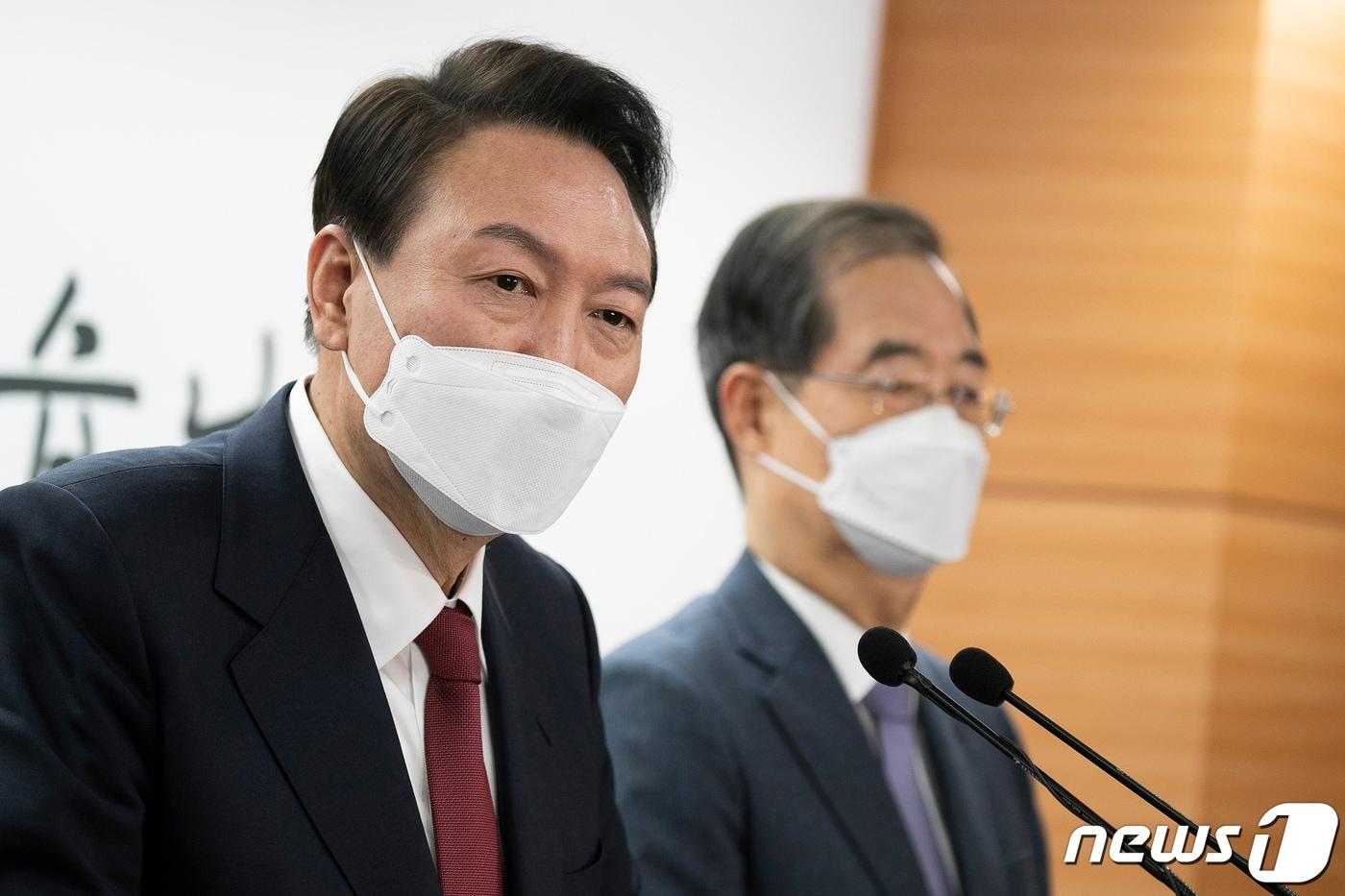본문 이미지 - 윤석열 대통령 당선인이 3일 서울 종로구 통의동 대통령직인수위원회 기자회견장에서 새정부 초대 국무총리 후보로 한덕수 전 총리를 지명 후 취재진 질문에 답하고 있다. 2022.4.3/뉴스1 ⓒ News1 인수위사진기자단