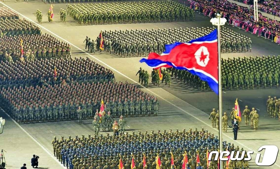 본문 이미지 - (평양 노동신문=뉴스1) = 작년 4월25일 진행된 북한 조선인민혁명군 창건 90주년 계기 열병식. [국내에서만 사용가능. 재배포 금지. DB 금지. For Use Only in the Republic of Korea. Redistribution Prohibited] rodongphoto@news1.kr