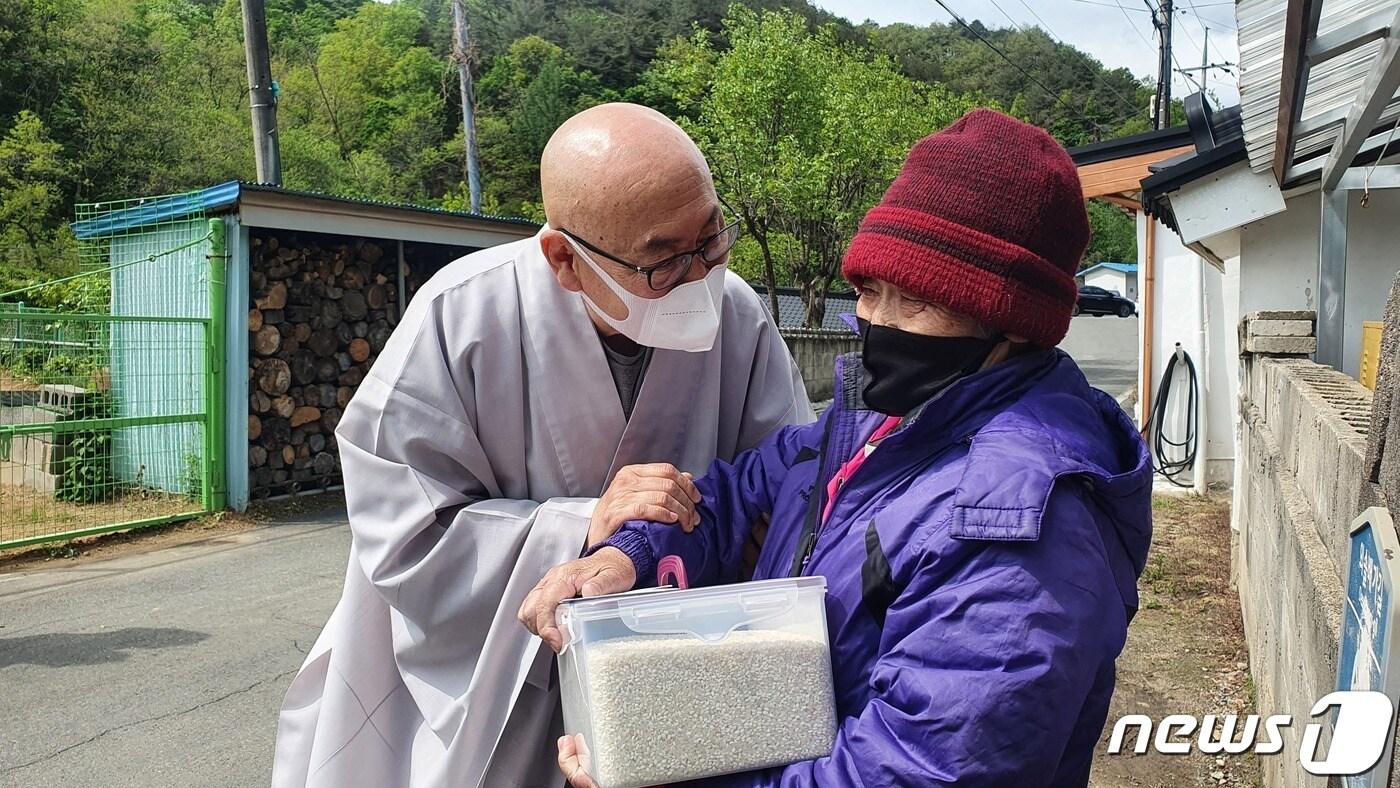 본문 이미지 - 낙산사·무산복지재단 부처님오신날 자비나눔.(낙산사·무산복지재단 제공) 2022.4.30/뉴스1