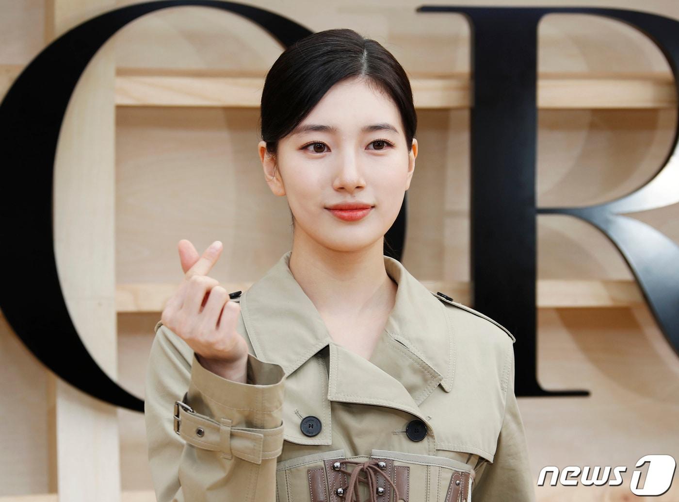본문 이미지 - 배우 수지가 눈부신 미모로 디올 컬렉션을 접수했다.