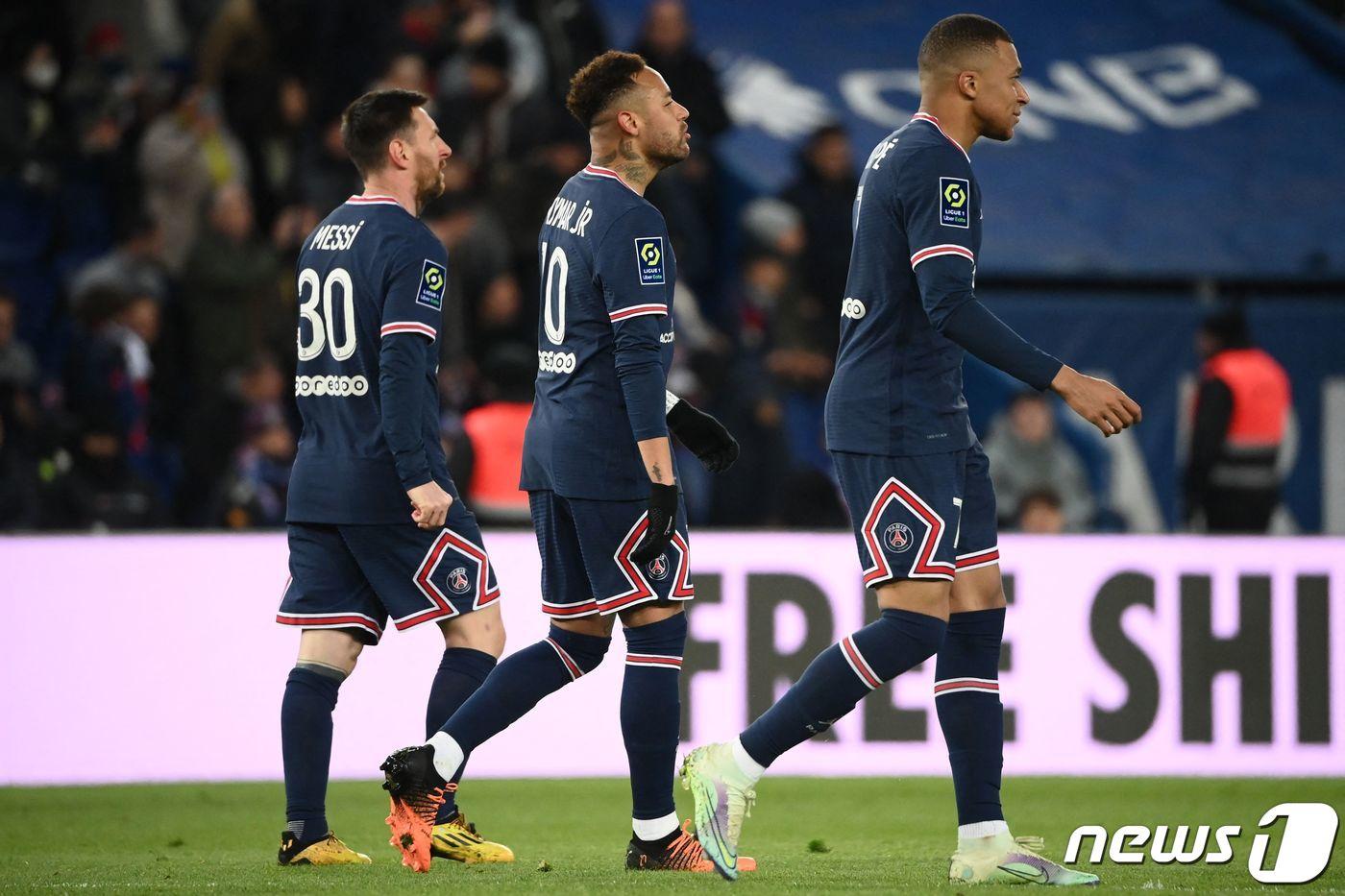 본문 이미지 - PSG의 공격 트리오 메시(왼쪽부터), 네이마르, 음바페 ⓒ AFP=뉴스1