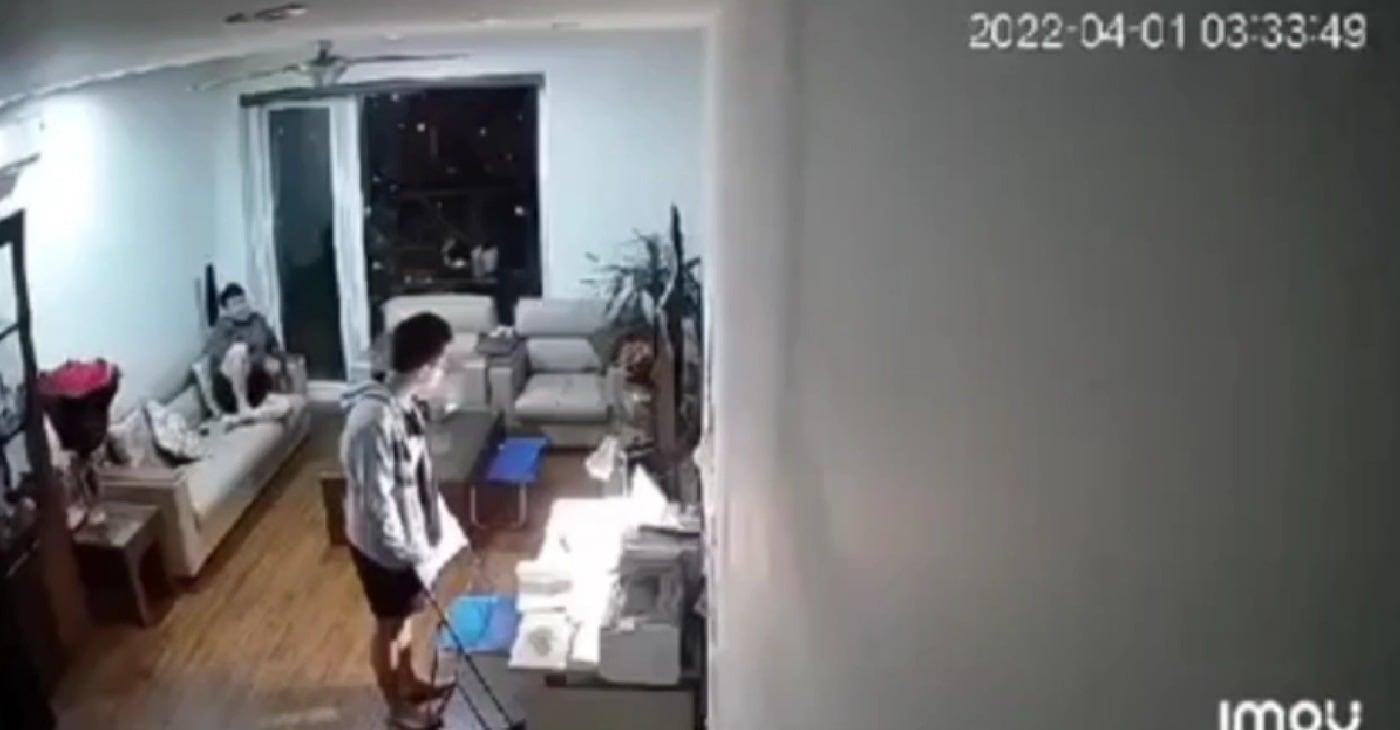 A군이 아버지께 꾸중 듣는 모습. (레딧 갈무리) ⓒ 뉴스1