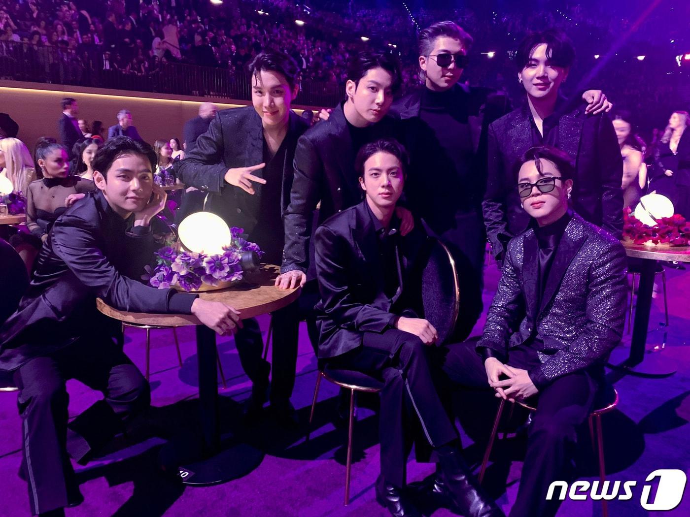 본문 이미지 - 지난해 미국 라스베이거스에서 개최된 '제64회 그래미 어워드' 에 참석한 방탄소년단.  (빅히트 제공) 