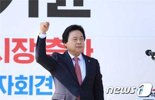 본문 이미지 - 국민의힘 강기윤 국회의원(창원성산구)이 4일 한국산업단지공단 경남지역본부에서 제8회 전국동시지방선거에서 창원시장에 출마하겠다고 선언하고 있다.(강기원 의원 측 제공)2022.4.4.ⓒ 뉴스1