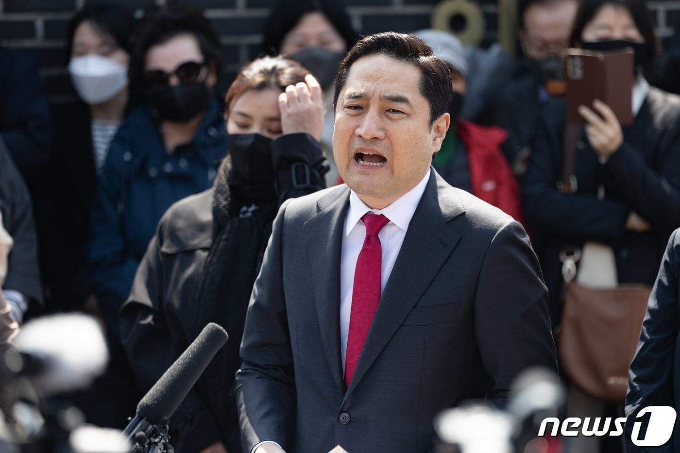 강용석 가로세로연구소 소장이 지난 4일 오후 경기도 수원시 권선구 제10전투비행단 앞에서 열린 경기도지사 출마 공식선언 기자회견에서 발언을 하고 있다. 강 변호사는 이날 국민의힘 서울시당에 복당을 신청, 5일 승인 받았다.  국민의힘 최고위가 복당을 최종승인할 경우 강 변호사는 11년 7개월여만에 당으로 돌아오게 된다. ⓒ News1 이재명 기자