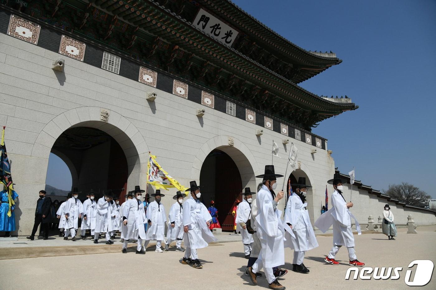 본문 이미지 - 경북도와 경북문화재단이 ‘제6회 퇴계 선생 마지막 귀향길 재현행사’를 앞두고 참가자를 오는 22일까지 모집한다. 사진은  ‘제3회 퇴계선생 귀향길 재현행사’.(문화재청 제공) /뉴스1