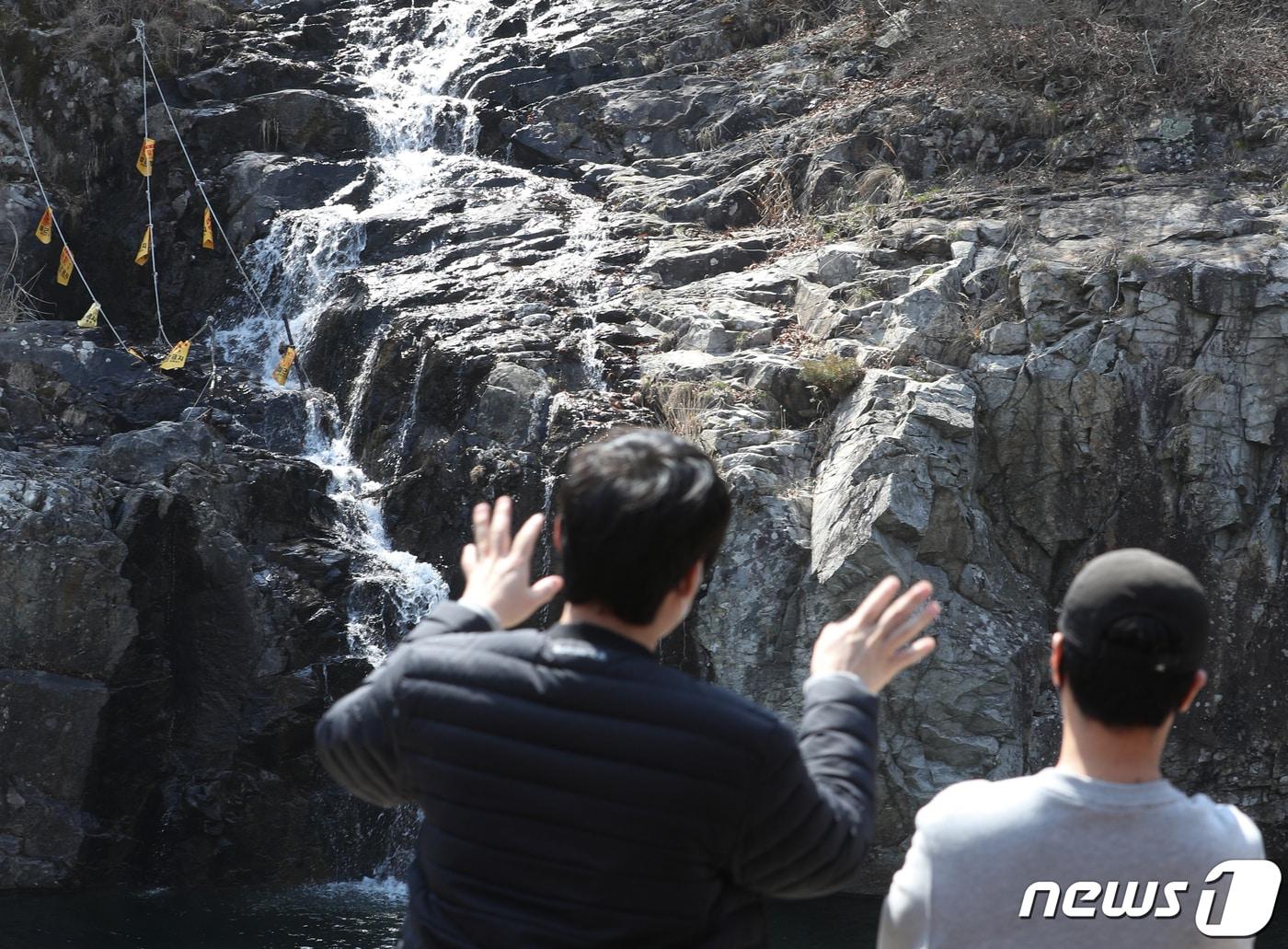 본문 이미지 - 4일 법조계에 따르면 검찰은 살인 및 살인미수 등 혐의를 받고 있는 이씨와 조씨에 대해 지난달 30일 공개수배하기 전 출국금지 조치했다. 검찰은 이들이 해외로 출국한 기록이 없는 것을 확인하고 국내에서 이들의 행적을 쫓고 있다. 사진은 사건이 발생한 경기 가평군 용소폭포의 모습. 2022.4.4/뉴스1 ⓒ News1 신웅수 기자