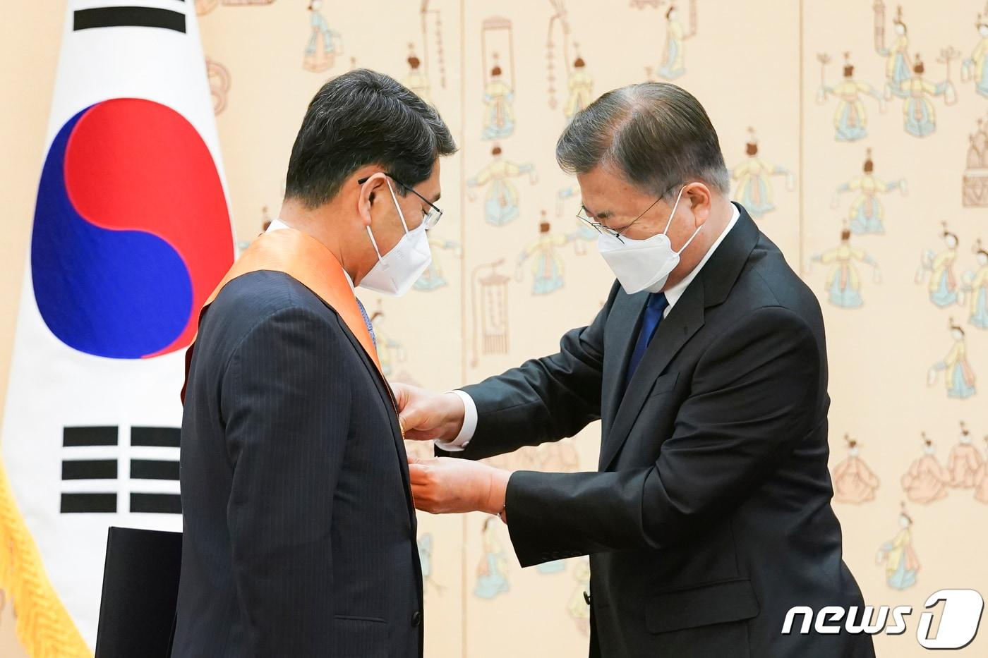 본문 이미지 - 문재인 대통령이 4일 청와대 본관에서 박상옥 전 대법관에게 청조근정훈장을 수여하고 있다.(청와대 제공)2022.4.4/뉴스1 ⓒ News1 이광호 기자