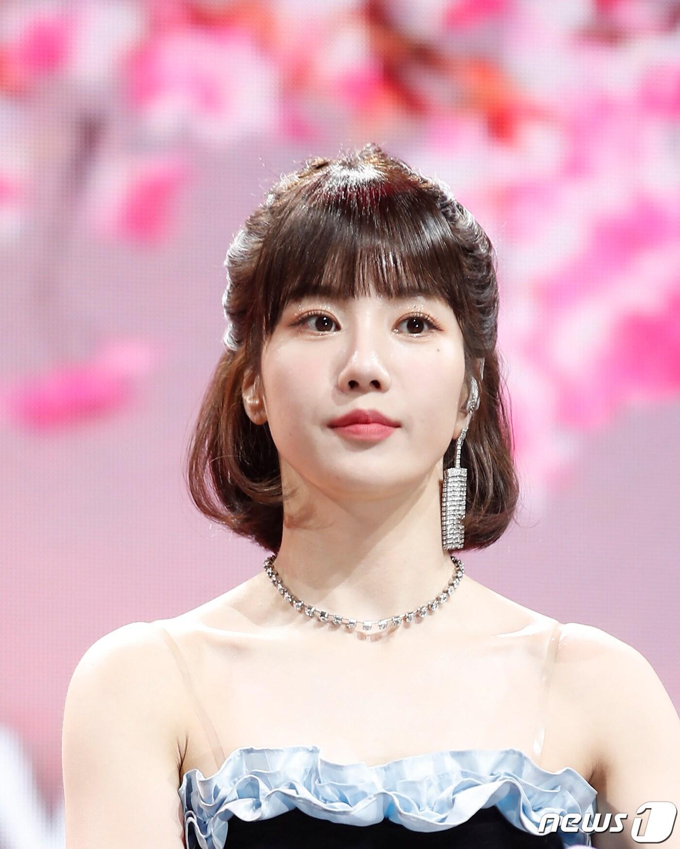 본문 이미지 - 가수 권은비가 4일 오후 서울 광진구 예스24 라이브 홀에서 가진 두 번째 미니 앨범 ‘컬러(color)’ 컴백 쇼케이스에서 매력을 발산하고 있다. 2022.4.4/뉴스1 ⓒ News1 권현진 기자