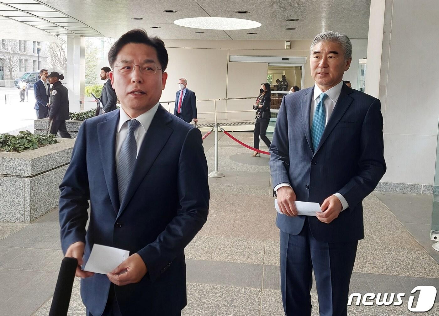 본문 이미지 - 노규덕 외교부 한반도평화교섭본부장(왼쪽)과 성 김 미국 국무부 대북특별대표. 2022.4.5/뉴스1 ⓒ News1 김현 특파원