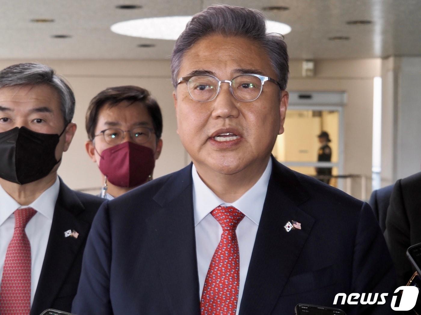 본문 이미지 - 윤석열 대통령당선인의 '한미 정책협의 대표단' 박진 단장이 4일(현지시간) 워싱턴DC 국무부 청사에서 회담을 마친 뒤 나와 발언하고 있다. (워싱턴 특파원단 제공)2022.4.5/뉴스1