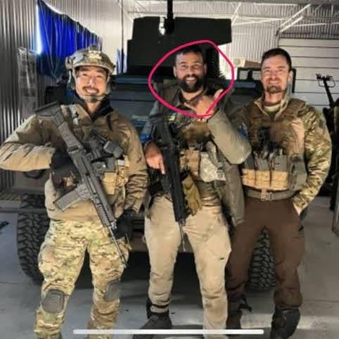 본문 이미지 - 지난 4일 온라인 커뮤니티에 올라온 이근씨(왼쪽)의 모습. ⓒ 뉴스1