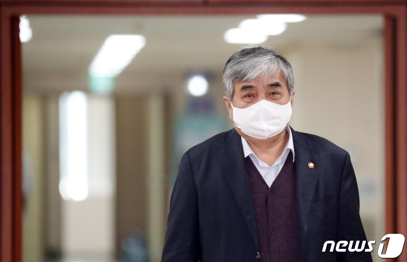 본문 이미지 - 한상혁 방송통신위원장이 지난 4월5일 서울 종로구 세종대로 정부서울청사에서 열린 영상 국무회의에 참석하고 있다. 2022.4.5/뉴스1 ⓒ News1 김명섭 기자