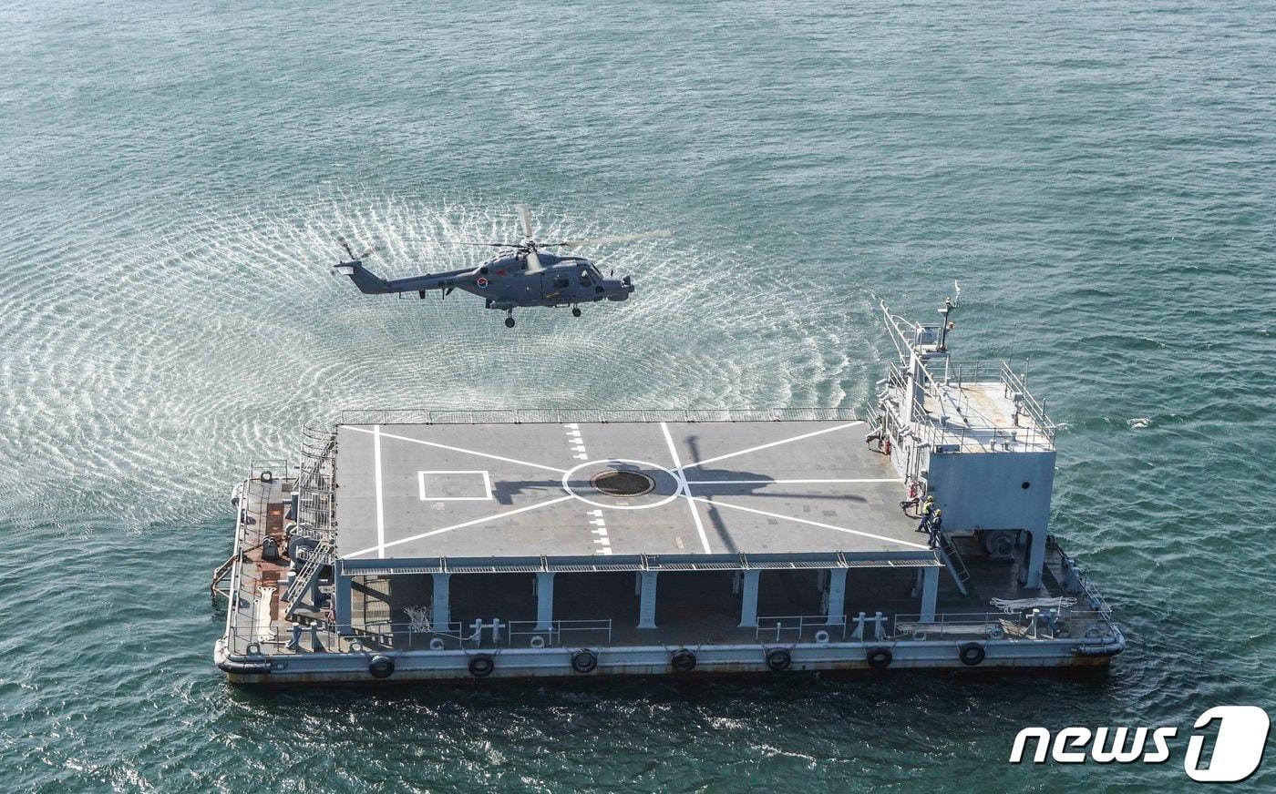 본문 이미지 - 해군6항공전단 링스(Lynx) 해상작전헬기가 경남 진해 군항에서 YHE(헬기 이착함 훈련 지원정) 이착함 훈련을 하고 있다. 해군 해상작전헬기는 대잠전, 대함전 및 해상초계 등 임무를 수행하기 위해 기동 중인 함정에 수시로 이착함한다. (해군 작전사령부 제공) 2022.4.5/뉴스1