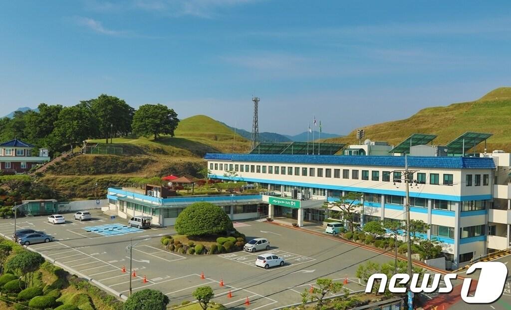 본문 이미지 - 함안군은 기초생활보장수급자 청소년 교통비 지원사업을 시행한다. 사진은 함안군청 전경ⓒ 뉴스1