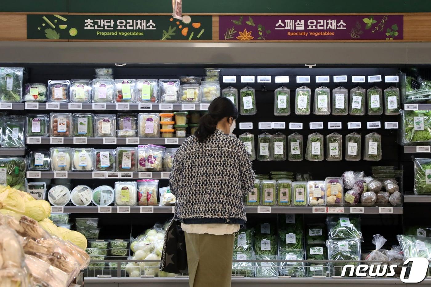 본문 이미지 - 3월 소비자물가가 10년여 만에 4%대 상승률을 기록했다. 사진은 이날 서울시내 한 대형마트에서 시민들이 장을 보는 모습. 2022.4.5/뉴스1 ⓒ News1 황기선 기자