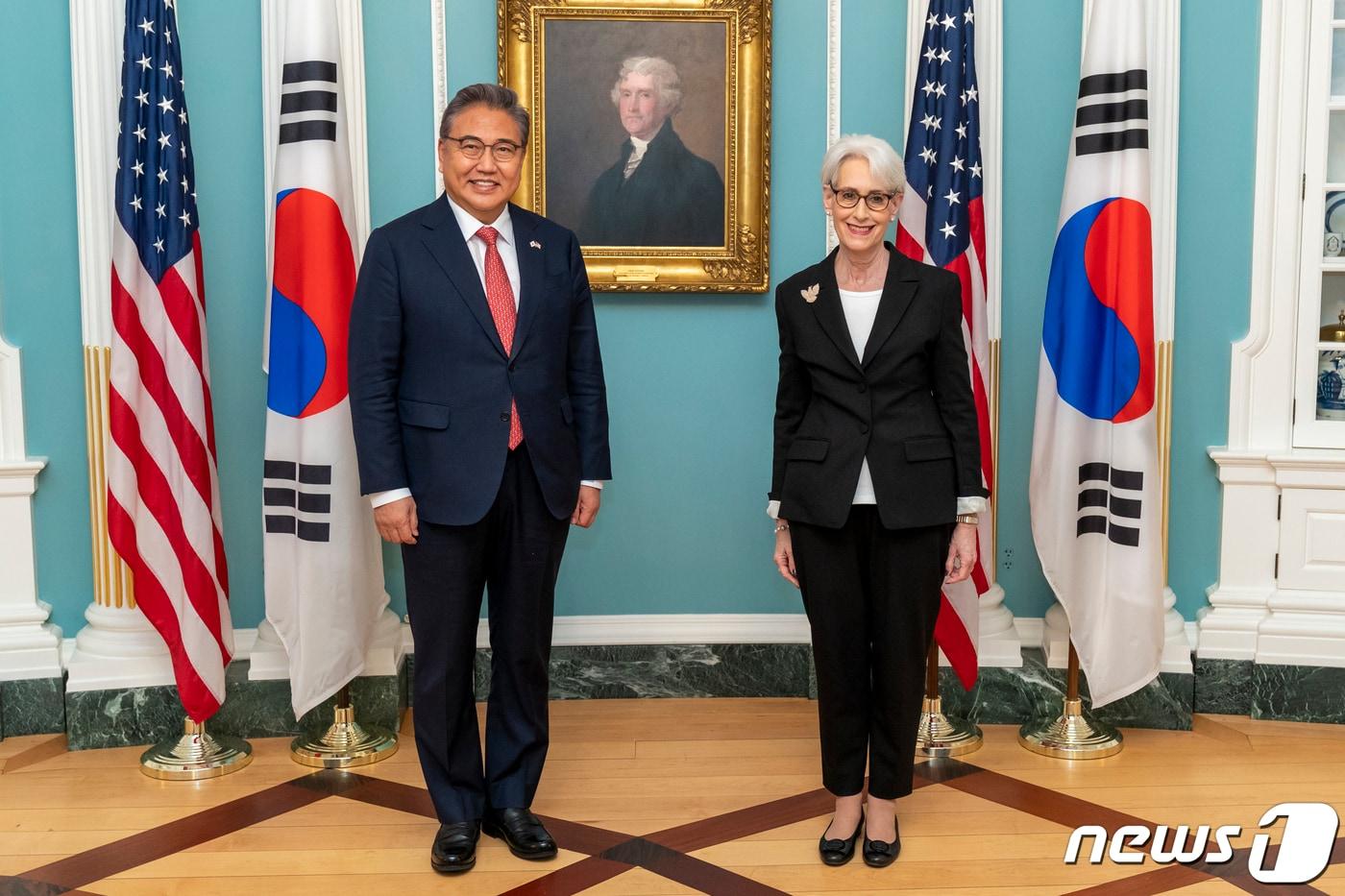 본문 이미지 - 윤석열 대통령당선인의 '한미정책협의대표단' 박진 단장과 웬디 셔먼 미 국무부 부장관이 4일(현지시간) 국무부에서 만나 기념촬영을 하고 있다. ⓒ 뉴스1(국무부 제공)