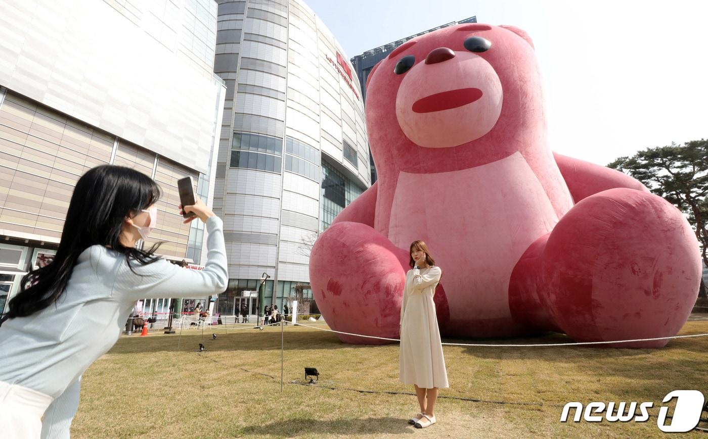 5일 서울 송파구 잠실 롯데월드타워 앞 잔디광장에 설치된 '벨리곰' 앞에서 시민들이 기념사진을 찍고 있다. '벨리곰'은 롯데홈쇼핑이 지난 2018년 MZ세대 직원을 대상으로 진행한 사내 벤처 프로그램에서 탄생한 캐릭터로 롯데월드타워 오픈 5주년을 맞이해 지난 1일부터 잔디광장에 15m 크기의 벨리곰을 전시하고 있다. 2022.4.5/뉴스1 ⓒ News1 박세연 기자