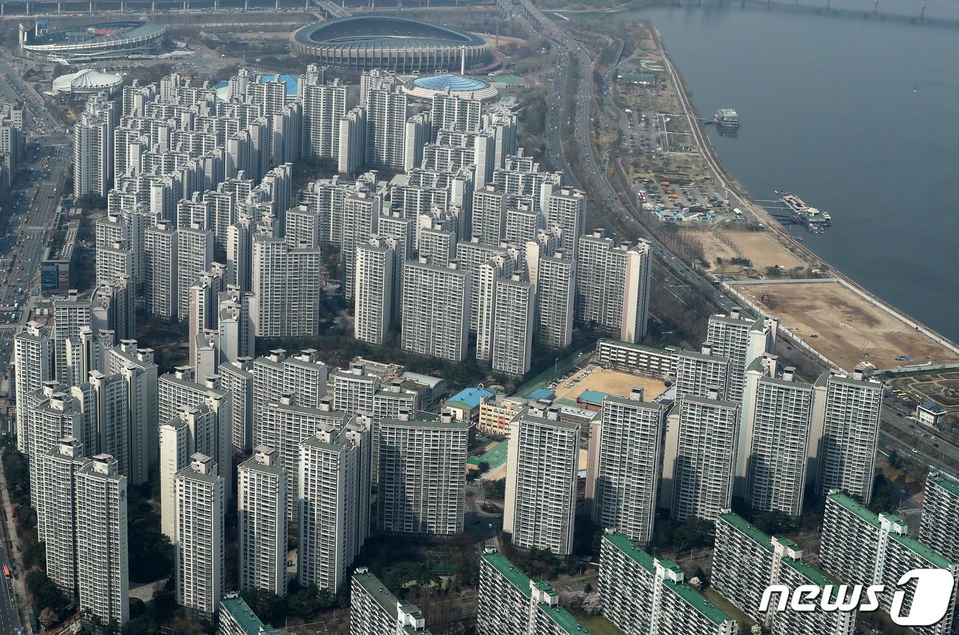 본문 이미지 - 서울 송파구 롯데월드타워 서울스카이에서 바라본 아파트 단지. 2022.4.5/뉴스1 ⓒ News1 박세연 기자