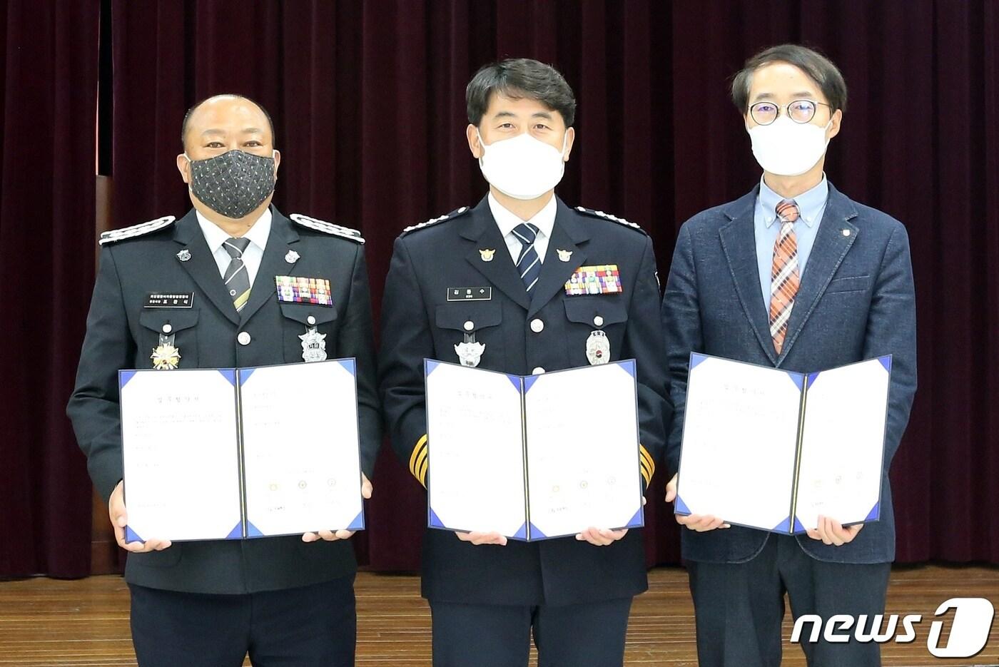 본문 이미지 - 괴산경찰서, 농협, 자율방범대가 우리 동네 순찰뱅크 협약을 했다.(괴산경찰서 제공)ⓒ 뉴스1